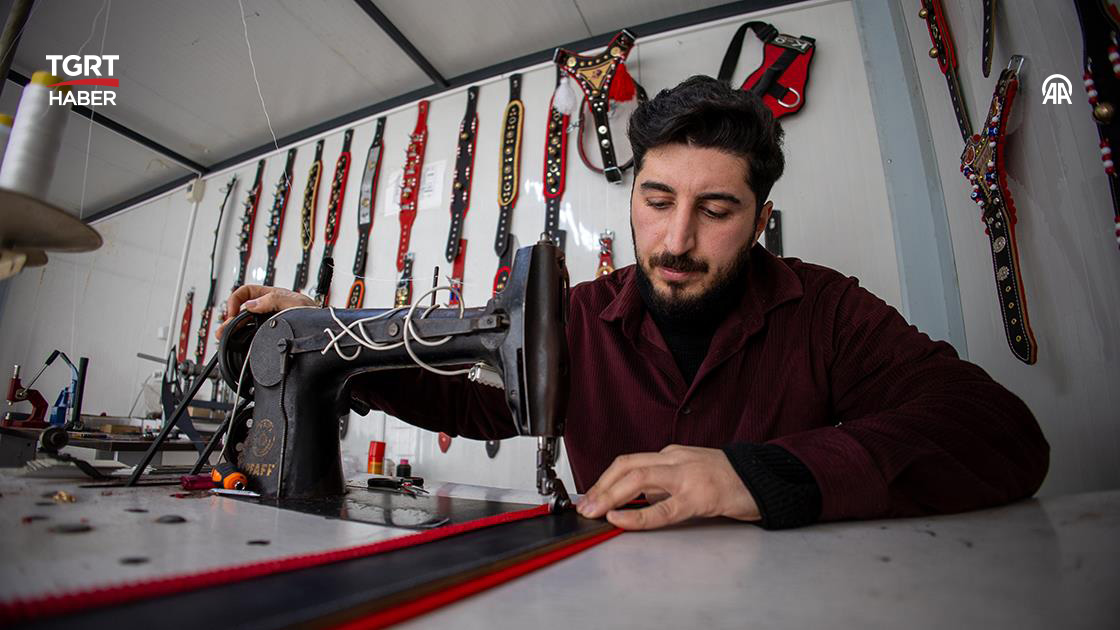 Konteynerda ürettiği köpek tasmalarını 20'den fazla ülkeye ihraç ediyor